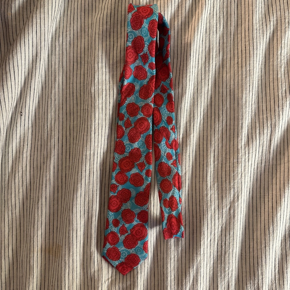 Tie: Red Roses and Blue background